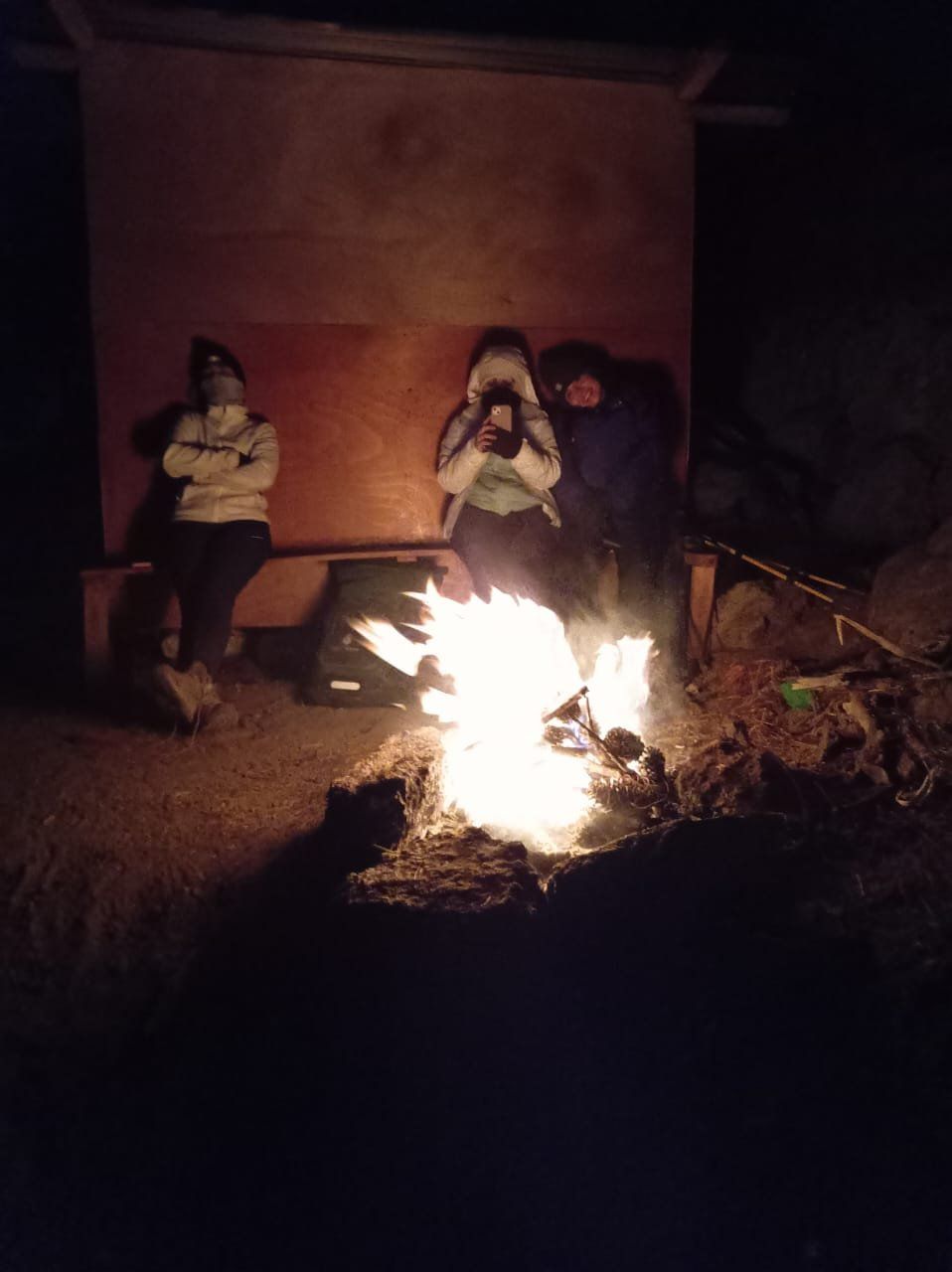 Grupo realizando senderismo en volcán Acatenango Guatemala
